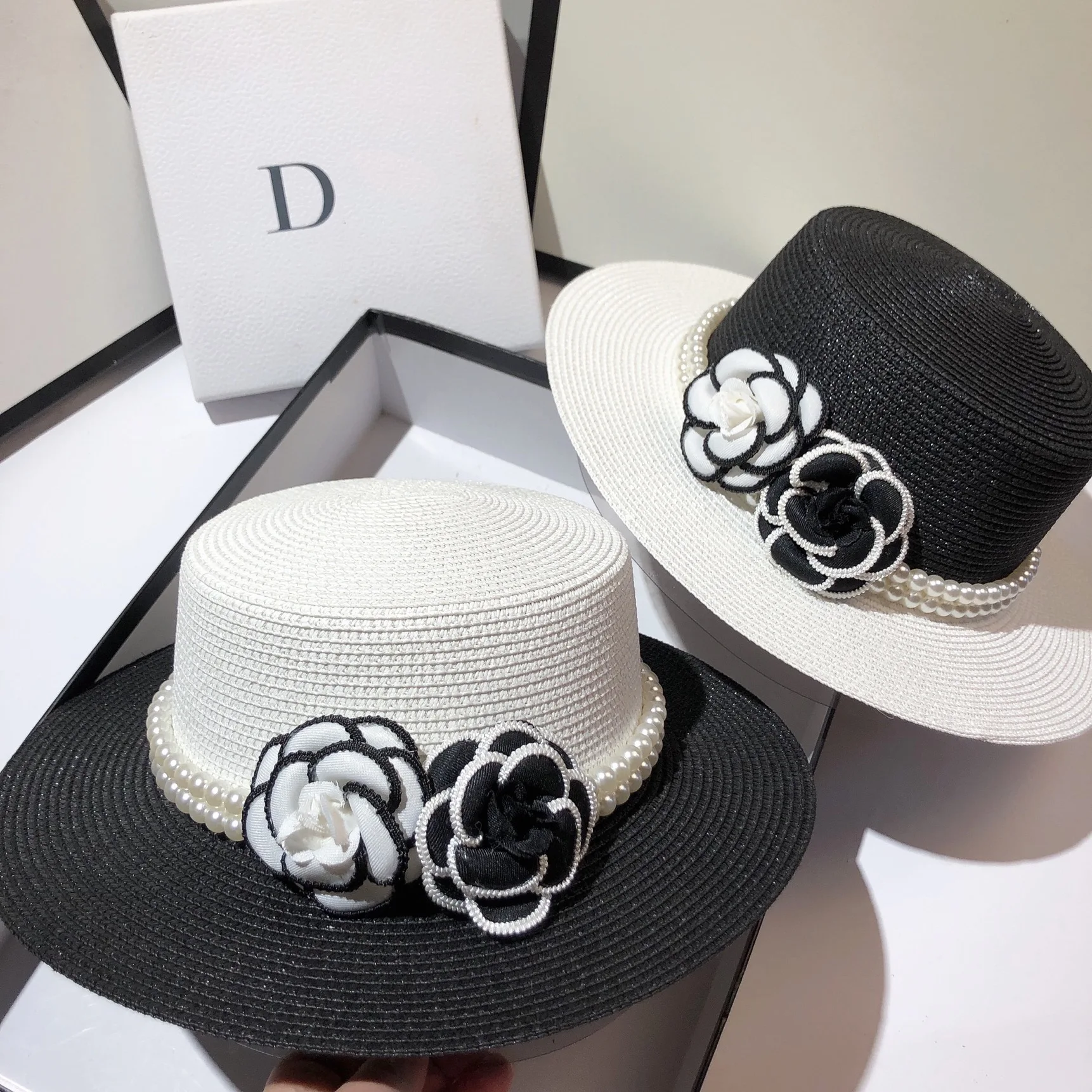 Французский Парижский показ мод маленькие ароматные цветы камелии шляпа с плоским верхом летняя легкая роскошная женская шляпа от солнца из тонкой травы 0