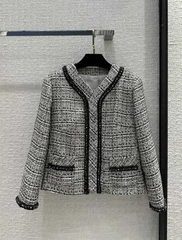 Новое маленькое пальто в стиле ретро, сотканное из серой пряжи с цветочным рисунком, отдает дань уважения классической талии и короткому V-образному вырезу с девятиконечными рукавами